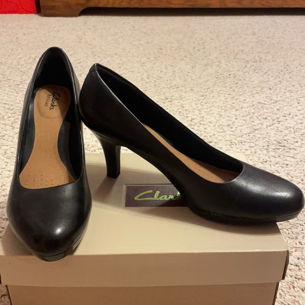 Artisan series black pump